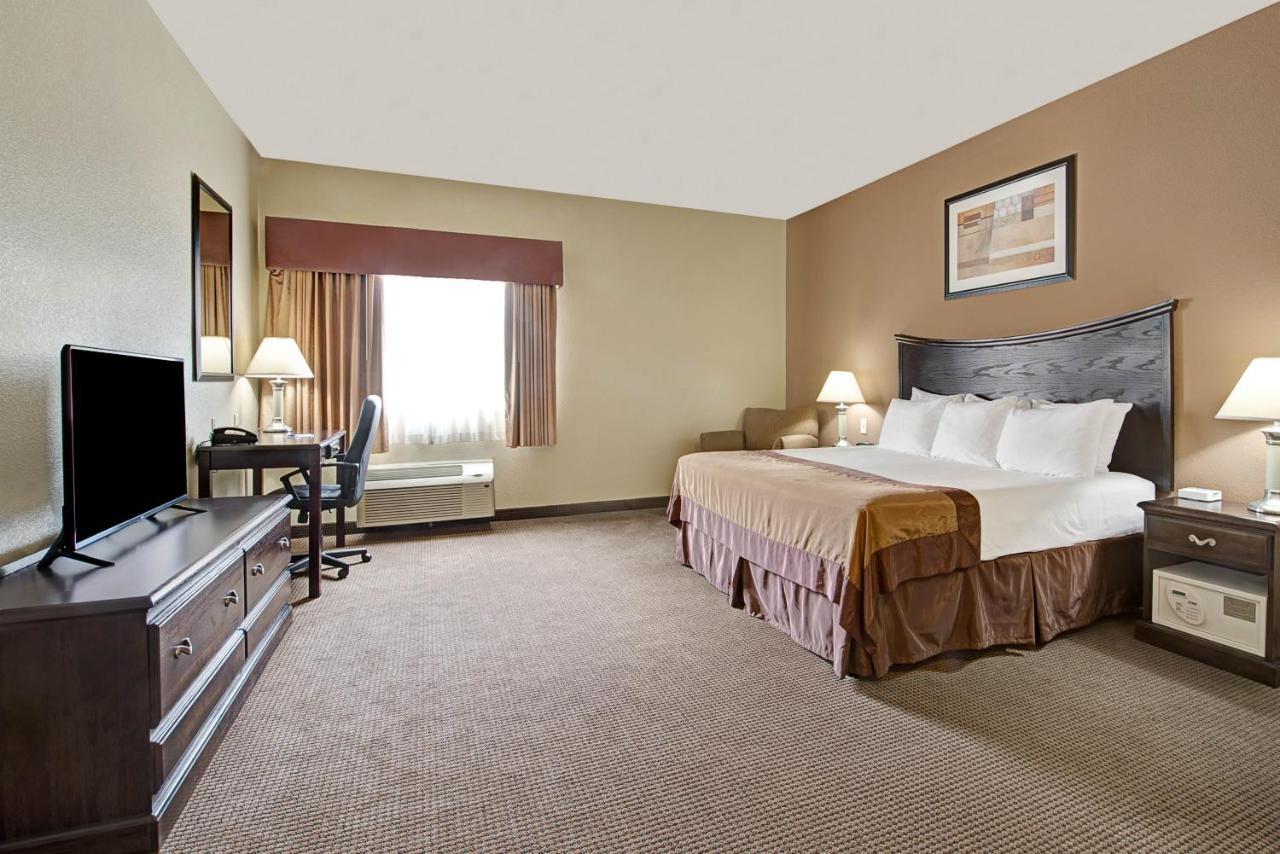 Baymont By Wyndham Decatur Hotel Exterior photo