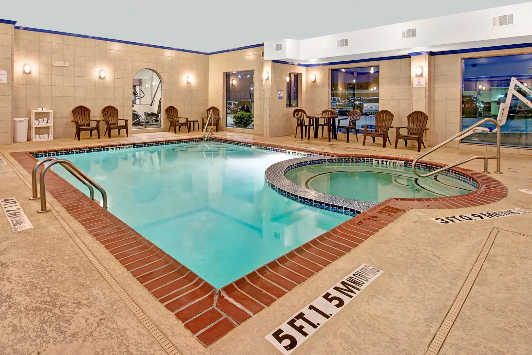 Baymont By Wyndham Decatur Hotel Exterior photo
