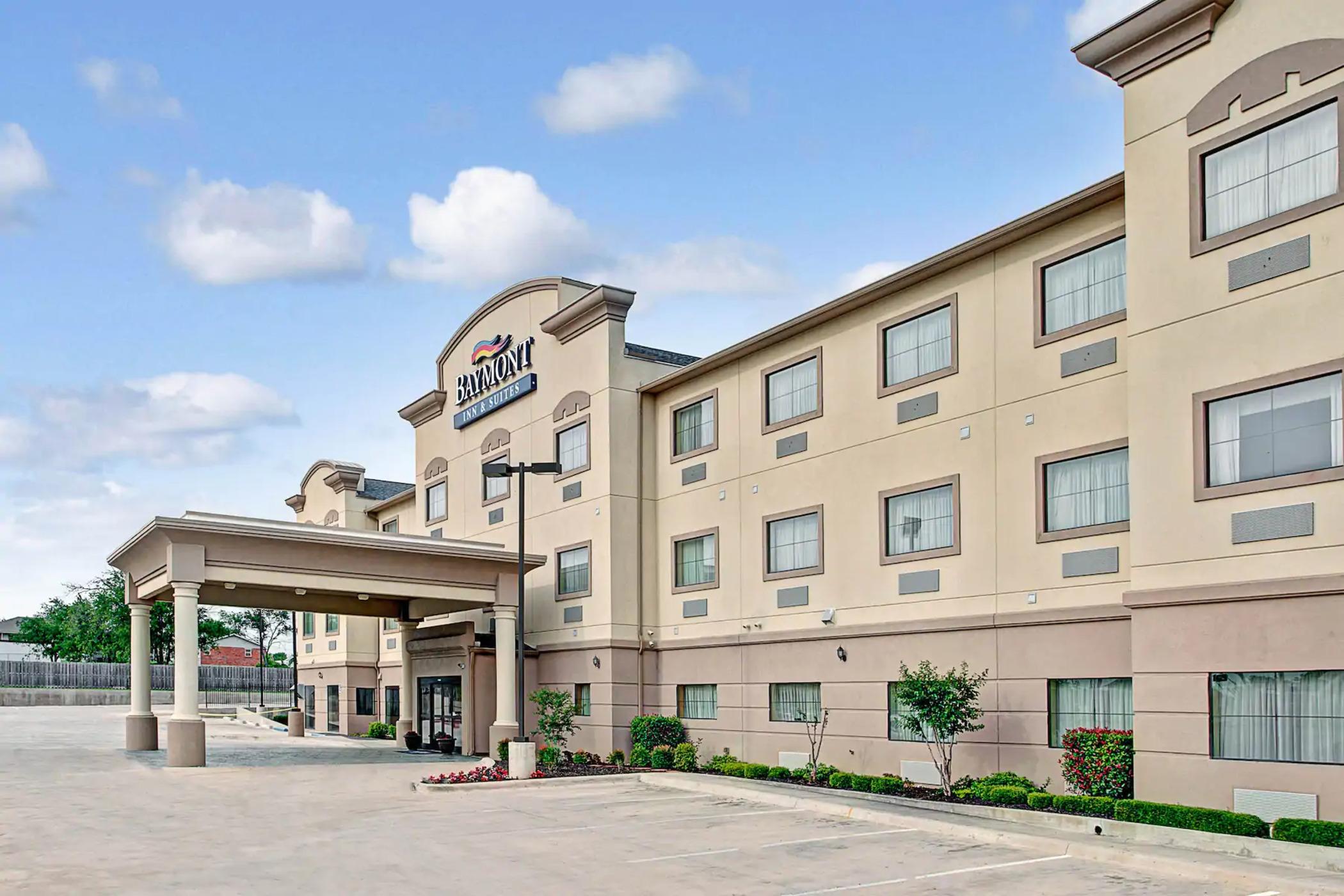 Baymont By Wyndham Decatur Hotel Exterior photo